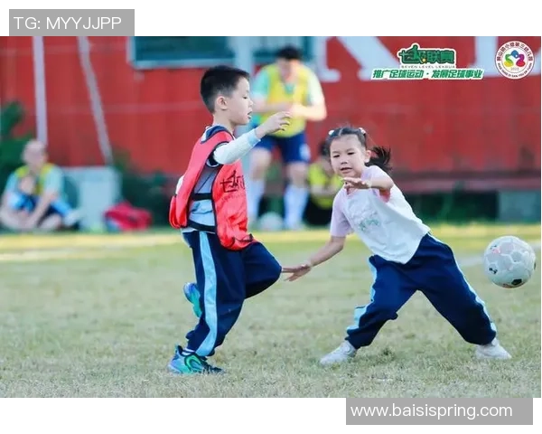 足球明星温馨瞬间抱宝宝的可爱照片分享,感受亲子时光的甜蜜与快乐 足球明星温馨瞬间抱宝宝的可爱照片分享,感受亲子时光的甜蜜与快乐